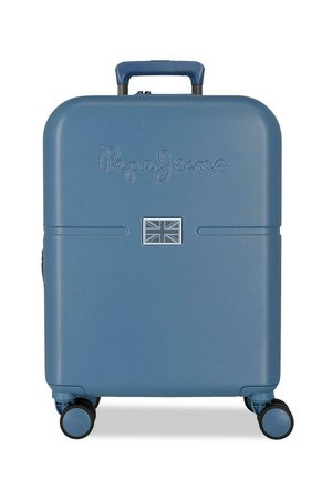 Maleta rígida azul con cuatro ruedas, asa telescópica, logotipo grabado de "Pepe Jeans" y un pequeño emblema de la bandera británica en el frente.