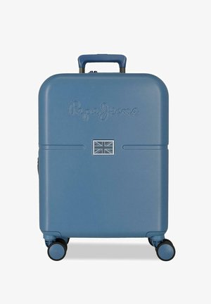Maleta rígida azul con cuatro ruedas, asa telescópica, logotipo grabado de "Pepe Jeans" y un pequeño emblema de la bandera británica en el frente.