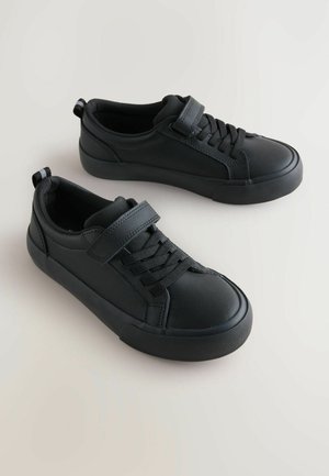 Sneaker nere realizzate in materiale sintetico, con punta arrotondata, suola in gomma piatta, lacci e una fibbia in velcro laterale.