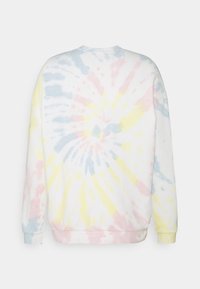 Witte sweatshirt met een tie-dye patroon in pastelgeel, -roze en -blauw. Klassieke ronde hals en ribboorden. Zachte stoftextuur.