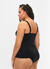 Čierny tankini top s nastaviteľnými ramienkami, hladkou textíliou a priliehavým strihom, doplnený o zladenej čierne bikiny spodky.