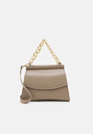 Borsa in pelle taupe con una patta frontale curva, manico corto a catena dorata chunky e una tracolla sottile attaccata, su uno sfondo bianco.