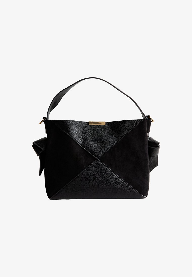 Bolso de cuero negro y ante con un diseño geométrico, que cuenta con una sola correa para el hombro y un acento en tono dorado en la parte frontal.