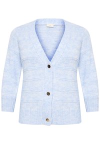 Hellblauer gestrickter Cardigan mit V-Ausschnitt, dreiviertel Ärmeln und strukturiertem Muster. Verfügt über drei runde braune Knöpfe vorne.