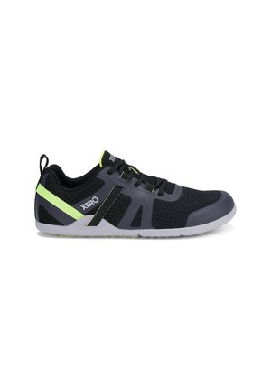 Schwarzer und grauer Sportschuh mit neon-gelben Akzenten, Obermaterial aus Mesh, Schnürverschluss und grauer Laufsohle, mit der Marke "Xero" an der Seite.