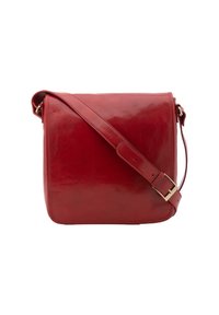 Borsa a tracolla in pelle rossa con una superficie liscia, forma rettangolare e una tracolla regolabile con fibbia in metallo dorato.