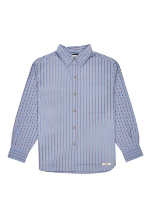 Chemise à boutons en tissu bleu clair avec des rayures verticales rouges et blanches. Elle présente un col pointu, des manches longues et une poche poitrine.
