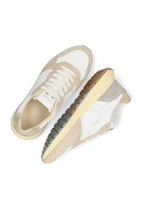Sneakers in suede e pelle nei toni beige e bianco, con suola texture, dettagli cuciti e marchio sulla linguetta e sul lato.
