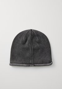 Svart strikket lue med en jevn tekstur, kontrasterende grå søm rundt bunnkanten, og en tapered toppdesign.