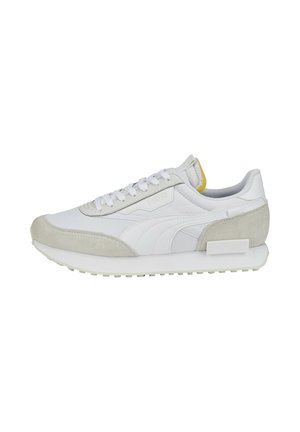 Baskets de sport blanches avec des accents en daim, tissu texturé, superpositions gris clair, détail du logo sur le côté, semelle rembourrée et étiquette jaune contrastante.