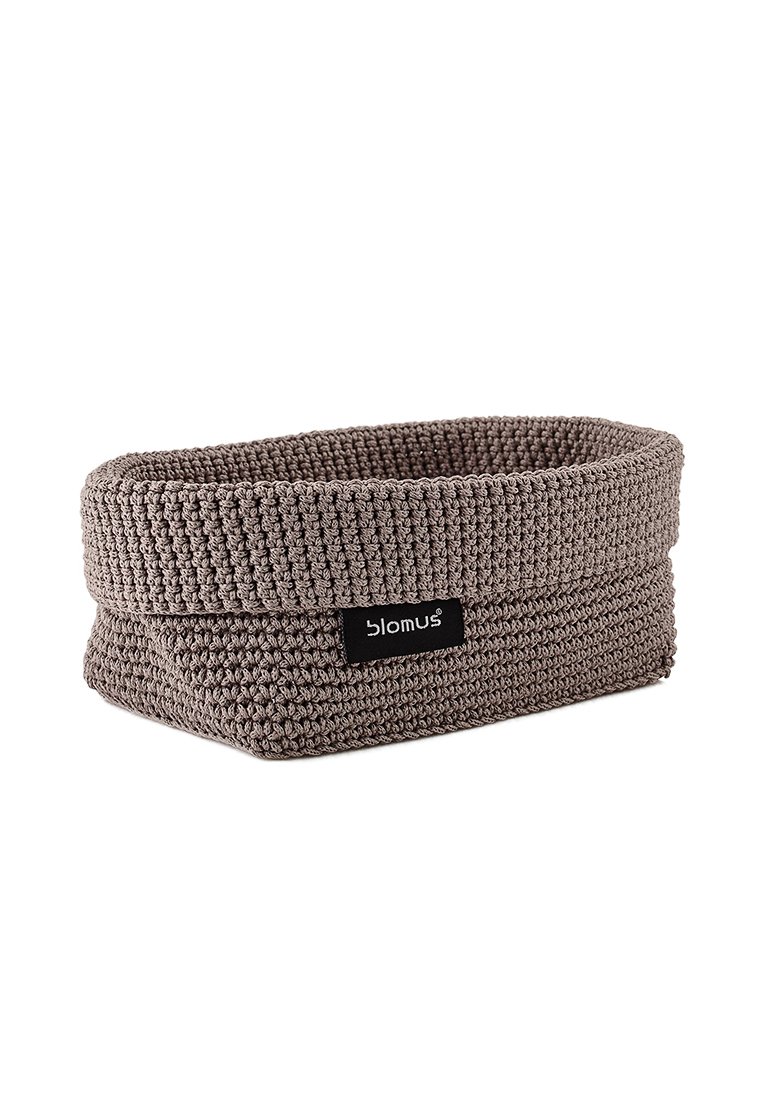 Rechteckiger gewebter Aufbewahrungskorb aus sanft grauem Stoff, mit einer dicken gekrempelten Kante und einem kleinen schwarzen Etikett mit dem "blomus"-Logo.