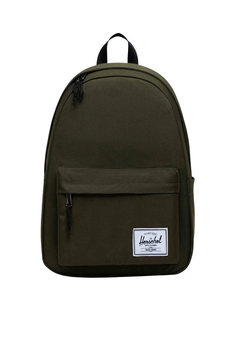 Zaino in tessuto verde oliva con design curvo, tasca anteriore con zip e etichetta con logo bianco. Presenta zip nere e maniglia sulla parte superiore.