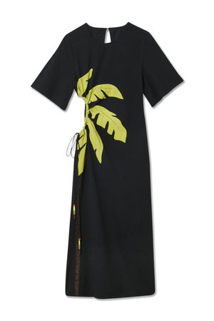 Abito nero con maniche corte caratterizzato da un design di foglie di palma verdi. Arricciature laterali con lacci e accenti decorativi in rosso, giallo e verde.