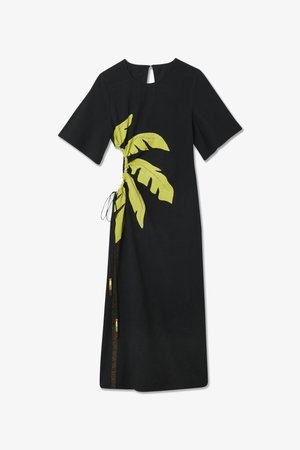 Čierne šaty s krátkymi rukávmi s dizajnom zelených palmových listov. Postranné riasenie s viazaniami a dekoratívnymi akcentmi v červenej, žltej a zelenej farbe.