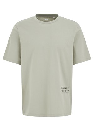 Hellgrünes T-Shirt mit kurzen Ärmeln und Rundhalsausschnitt mit kleinem dunklem Text „Escape THE CITY“ nahe dem unteren rechten Saum.