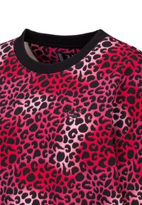 Sweater met luipaardprint in een gradient van roze en rood met zwarte accenten, geribbelde zwarte ronde halslijn en een klein logo detail op de borst.