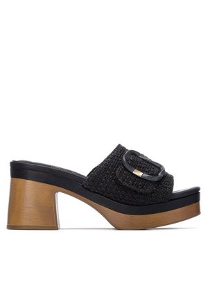 Sandalo mule nero intrecciato con grande fibbia decorativa, tacco a blocco in legno e punta aperta.
