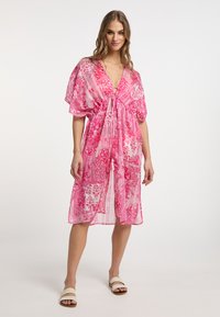 Rožinė gėlėta kimono stiliaus suknelė su trumpomis, plačiomis rankovėmis ir V formos iškirpte, pagaminta iš lengvo, permatomo audinio.