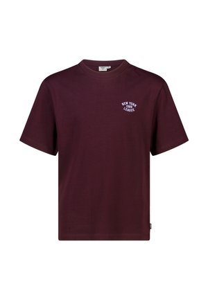 Donker kastanjebruine T-shirt met korte mouwen, ronde hals en kleine witte tekst "New York 1989 League" op de linkerborst.