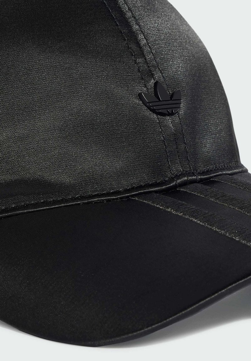 Gorra deportiva negra con un sutil logo de trébol de Adidas en el panel frontal y franjas cosidas a lo largo de la visera.