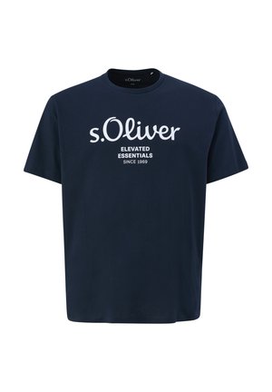 Kunststofffarbige navyblaue Baumwoll-T-Shirt mit kurzen Ärmeln, Rundhalsausschnitt und weißem Textbranding mit der Aufschrift "s.Oliver Elevated Essentials Since 1969."