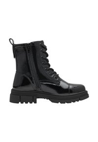 Stivali alla caviglia in pelle verniciata nera con suola robusta, chiusura con lacci davanti, cerniera decorativa laterale e finitura testurizzata. Design robusto con dettagli completamente neri.