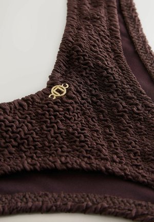 Hnědý texturovaný horní díl plavek s nabíraným designem a malým zlatým logem jako akcentem. Na spodní straně hladká podšívka z látky.