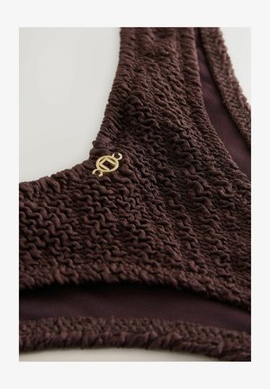 Hnedý textúrovaný bikini vrchný diel s nariaseným dizajnom a malým zlatým logom. Hladká podšívka z tkaniny na spodnej časti.