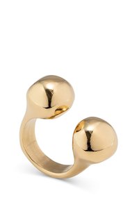 Anillo de metal dorado con un acabado suave y pulido y dos extremos redondeados. La banda es abierta y presenta un diseño ajustable.