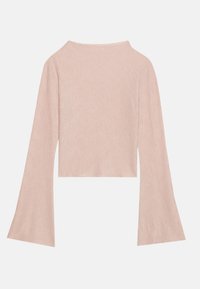Svetloružový crop top s dlhými rukávmi z textúrovanej tkaniny, s širokými rukávmi a jemným leskom. Zaoblený výstrih na zadnej strane.