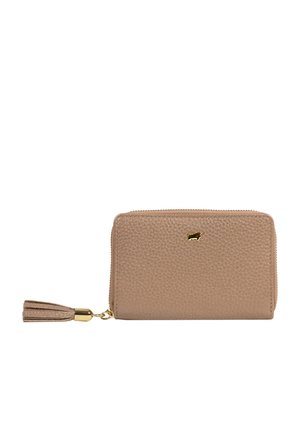 Portafoglio con zip in pelle beige chiaro testurizzata, caratterizzato da un accentuazione del logo dorato e una cerniera con nappina per un facile accesso.