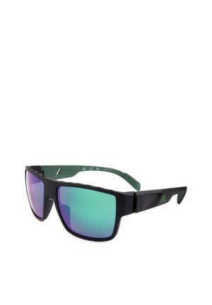 Occhiali da sole sportivi rettangolari neri con lenti verdi a specchio e logo Adidas verde sulla stanghetta, vista angolata su sfondo bianco.