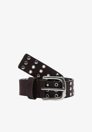 Curea din piele maro închis, rulată, cu nituri metalice argintii și o cataramă dreptunghiulară argintie.