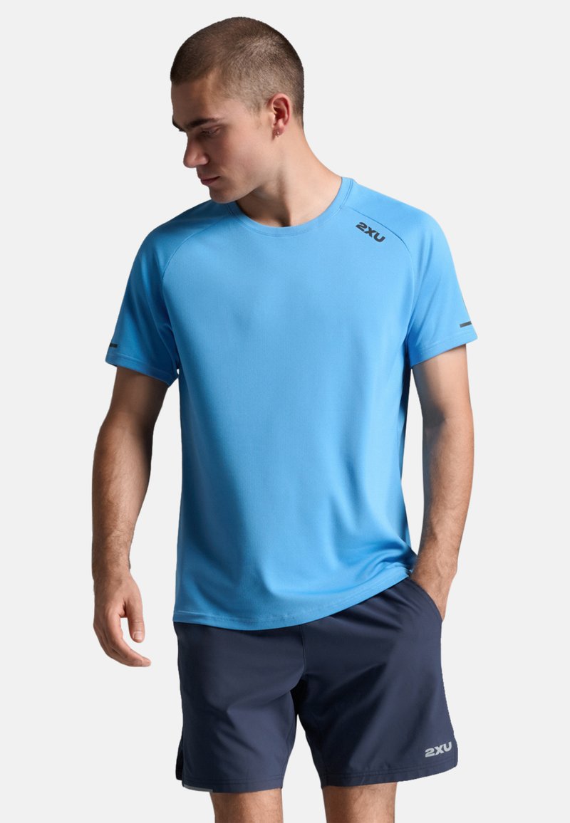 Sinine spordit-särk, mis on valmistatud niiskust imavast kangast. Omab ümarat kaelust, lühi varukaid ja musta logo. Kombineeritud tumesiniste lühikestega.