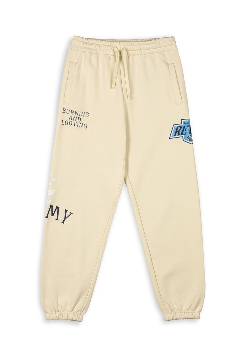 Beige Jogginghose mit einem Kordelzug, seitlichen Taschen und dem aufgedruckten Text "BURNING AND LOOTING" sowie einem blauen Logo auf dem Oberschenkel.
