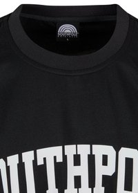 Schwarzes Baumwoll-T-Shirt mit Rundhalsausschnitt und auffälligem weißen "SOUTHPOLE"-Schriftzug auf der Brust. Tag im Kragen sichtbar.