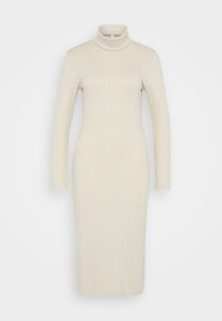 Robe midi en maille couleur écrue, dotée d'un col roulé, de manches longues et d'une texture côtelée verticale pour plus de relief.