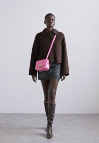Vivienne Westwood LINDA CROSSBODY - Soma ar siksnu pāri ķermenim - pink
