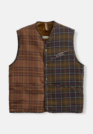Gilet matelassé en tartan marron et noir, présentant un design contrastant, une fermeture à boutons et une poche poitrine unique avec un accent rayé.