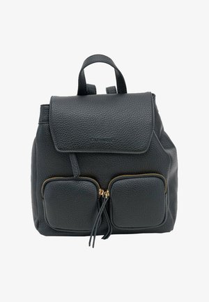 Zaino in pelle nera con patta superiore, due tasche anteriori con cerniera e manico corto sulla parte superiore.