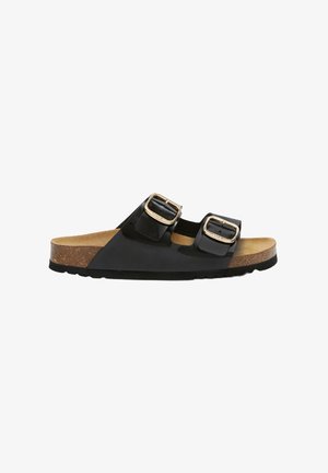 Svart patentläder slide sandal med två justerbara spännen, korkmellandal, och strukturerad gummisula. Har en rundad tådesign.