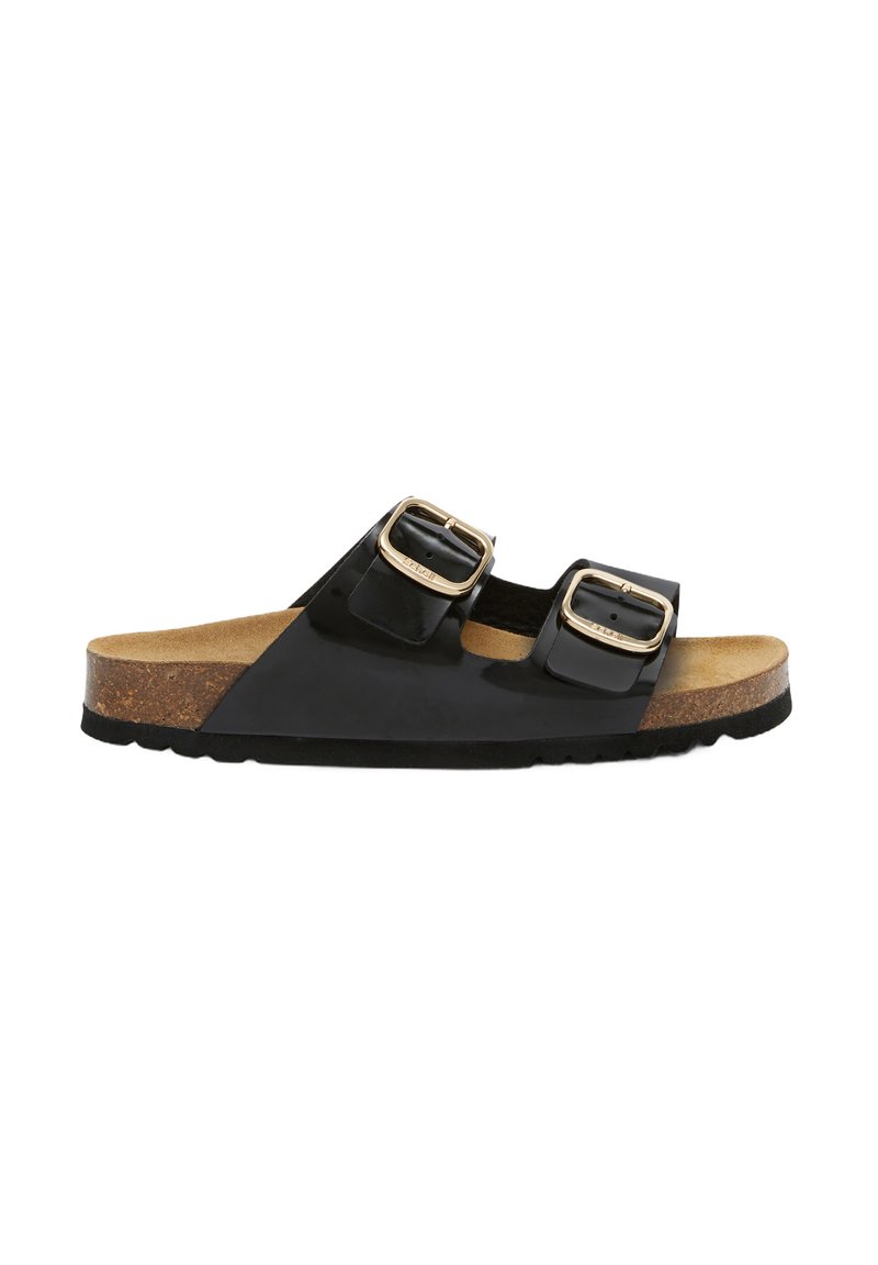 Svart patentläder slide sandal med två justerbara spännen, korkmellandal, och strukturerad gummisula. Har en rundad tådesign.