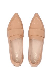 Beige lakované kožené mokasíny s špičatou špičkou, plochým podpatkem a širokým páskem přes nárt. Obsahují elastické vázání na patě.