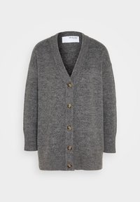Grijze gebreide cardigan met een V-hals, lange mouwen en zes bruine knopen aan de voorkant. Geribbelde manchetten en zoom voegen textuur toe.