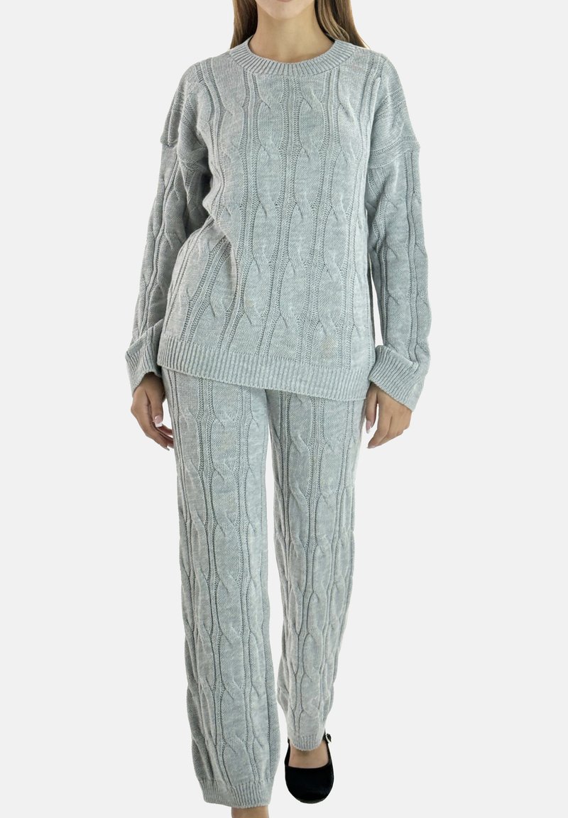 Ensemble pull et pantalon en tricot gris avec motif torsadé, poignets côtelés et coupe décontractée. Le tissu semble doux et texturé.