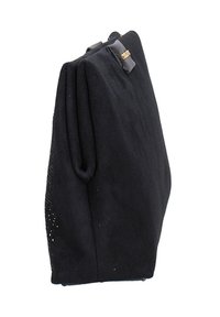 Borsa in suede nera con forma rettangolare strutturata, caratterizzata da una superficie liscia e un motivo sottile su un lato. Accessori in tonalità dorata.