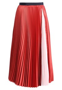Falda midi plisada hecha de una tela suave, con paneles rojos y un plisado blanco en contraste en un lado y una cinturilla oscura.