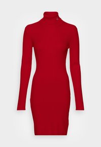 Robe col roulé rouge côtelée avec manches longues et silhouette ajustée. Présente un logo discret près du col. Tissu doux et extensible.