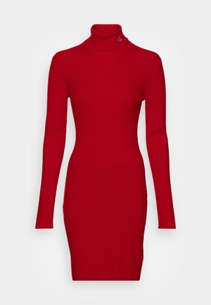 Rotes, geripptes Rollkragenkleid mit langen Ärmeln und figurbetonter Silhouette. Verfügt über ein dezentes Logo in der Nähe des Kragens. Weicher, elastischer Stoff.