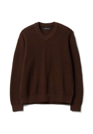 Brauner gestrickter Pullover mit langem Arm, V-Ausschnitt und gerippten Bündchen und Saum, flach auf weißem Hintergrund liegend.
